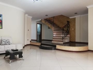 casa en venta en la flora. Cod V811