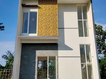 Rumah Mewah Deket Exit Tol Sawojajar