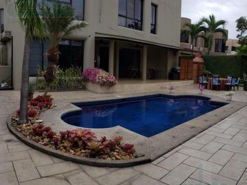VENDO BONITA CASA, KM 2.5 VÍA SAMBORONDÓN