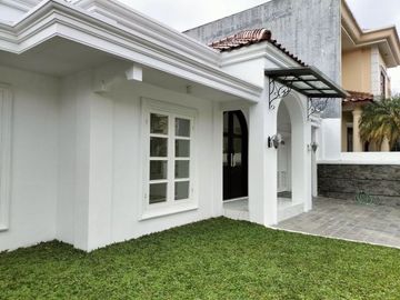 JARANG ADA Rumah Asri Hommy Bergaya Classic Modern Di Gegerkalong Bandung Utara
