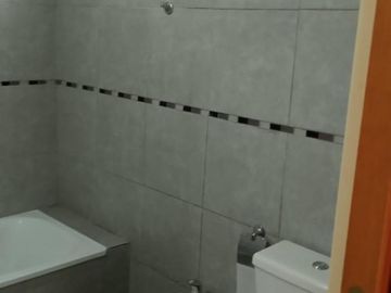 EXCELENTE DEPARTAMENTO 2 AMBIENTES CON COCHERA.
