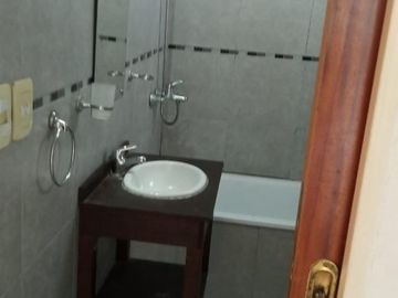 EXCELENTE DEPARTAMENTO 2 AMBIENTES CON COCHERA.