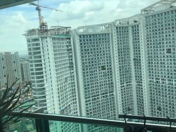 Condominium for Sale 2 bedrooms: 2BR Flat Condo for Sale in Edades Tower and Garden Villas Rockwell Makati