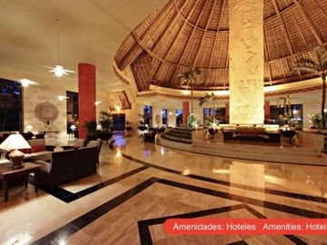 Hogar luminoso de dos niveles, con alberca y terraza privadas.