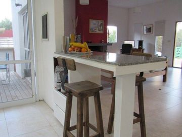CASA EN COSTA ESMERALDA TOMA PERMUTA POR DEPTARTAMENTO EN CABA O ZONA COSTA ATLANTICA.URGENTE