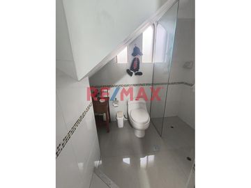 🏠 ¡Oportunidad única en Trujillo! 🏠

Descubre esta espaciosa y versátil casa urbana de 3 pisos, perfectamente ubicada en Wilfredo Torres 966, la cua