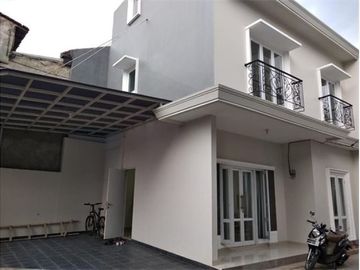 Dijual Murah Rumah 2 Lantai Di jatiwaringin, Lokasi Dekat Jalan Raya