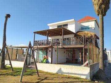AMPLIA CASA FRENTE A LA PLAYA