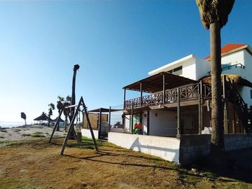 AMPLIA CASA FRENTE A LA PLAYA