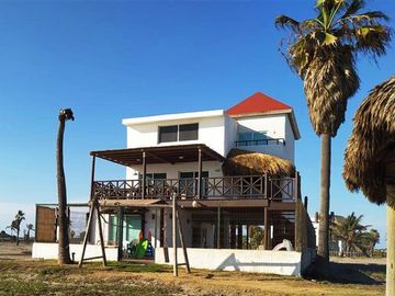AMPLIA CASA FRENTE A LA PLAYA