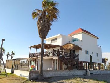 AMPLIA CASA FRENTE A LA PLAYA