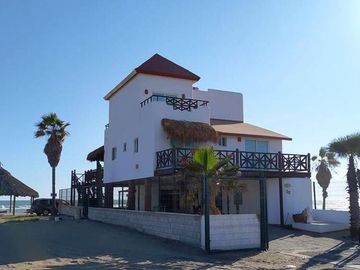 AMPLIA CASA FRENTE A LA PLAYA