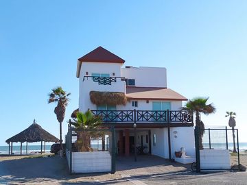 AMPLIA CASA FRENTE A LA PLAYA