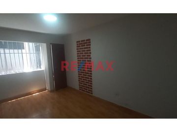 Se Vende Casa De 4 Pisos En La Urb Leoncio Prado, Rmac