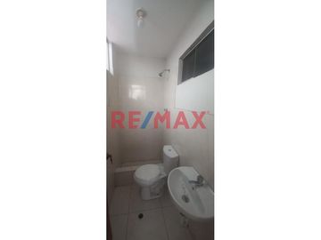 Se Vende Casa De 4 Pisos En La Urb Leoncio Prado, Rmac