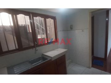 Se Vende Casa De 4 Pisos En La Urb Leoncio Prado, Rmac