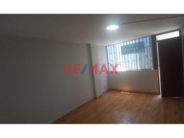 Se Vende Casa De 4 Pisos En La Urb Leoncio Prado, Rmac