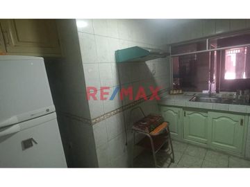 Se Vende Casa De 4 Pisos En La Urb Leoncio Prado, Rmac