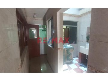 Se Vende Casa De 4 Pisos En La Urb Leoncio Prado, Rmac