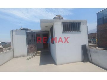 Se Vende Casa De 4 Pisos En La Urb Leoncio Prado, Rmac