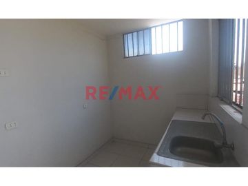 Se Vende Casa De 4 Pisos En La Urb Leoncio Prado, Rmac