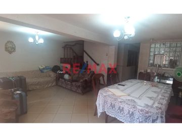 Se Vende Casa De 4 Pisos En La Urb Leoncio Prado, Rmac