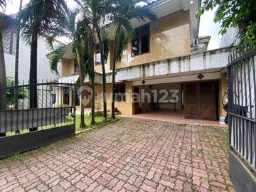 Rumah Halaman Luas 2 Lantai di Kawasan Strategis Cilandak