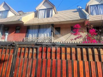 Se vende casa 3 pisos, pareada, año de construcción 1997, d...