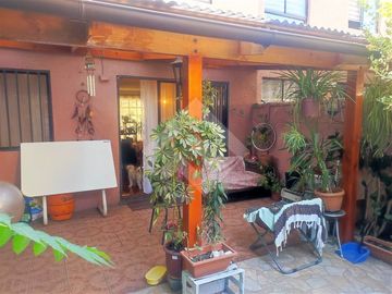 Se vende casa 3 pisos, pareada, año de construcción 1997, d...
