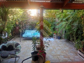 Se vende casa 3 pisos, pareada, año de construcción 1997, d...
