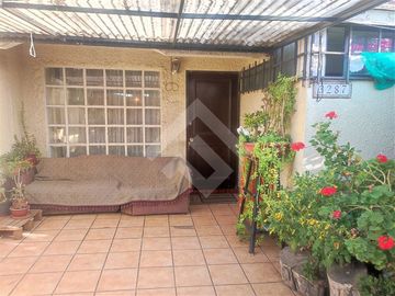 Se vende casa 3 pisos, pareada, año de construcción 1997, d...