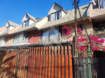 Se vende casa 3 pisos, pareada, año de construcción 1997, d...