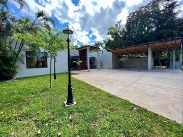 VENTA CASA RESIDENCIAL DE 1 PISO EN PRIVADA EN ZONA COUNTRY DE MERIDA, YUCATAN