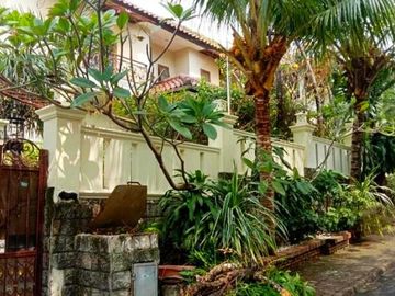 Rumah Halaman Luas ada Swimming Pool di Puri Cinere Depok