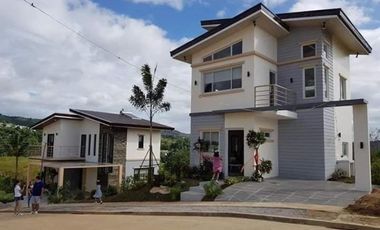 HOSE AND LOT FOR SALE! Overlooking property 15minutes away from Quezon City . Beautiful, stunning view of Metro Manila.