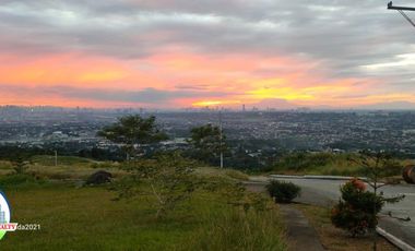 HOSE AND LOT FOR SALE! Overlooking property 15minutes away from Quezon City . Beautiful, stunning view of Metro Manila.