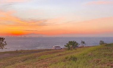 HOSE AND LOT FOR SALE! Overlooking property 15minutes away from Quezon City . Beautiful, stunning view of Metro Manila.