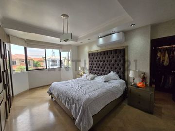 Venta de Casa con piscina en Urbanización Via al Sol, Vía a la Costa V.Vill