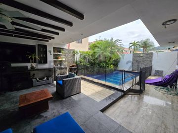 Venta de Casa con piscina en Urbanización Via al Sol, Vía a la Costa V.Vill