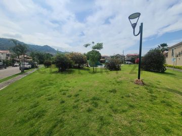 Venta de Casa con piscina en Urbanización Via al Sol, Vía a la Costa V.Vill