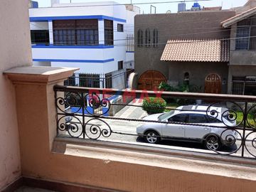 Esta linda casa se ubica en una zona tranquila, con un clima cálido durante todo el año, en invierno vas a sentir la resolana, sin humedad. La casa se