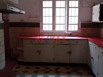 Esta linda casa se ubica en una zona tranquila, con un clima cálido durante todo el año, en invierno vas a sentir la resolana, sin humedad. La casa se