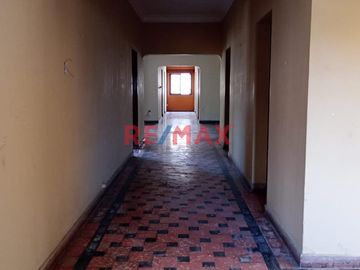 Esta linda casa se ubica en una zona tranquila, con un clima cálido durante todo el año, en invierno vas a sentir la resolana, sin humedad. La casa se