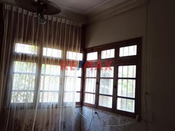 Esta linda casa se ubica en una zona tranquila, con un clima cálido durante todo el año, en invierno vas a sentir la resolana, sin humedad. La casa se