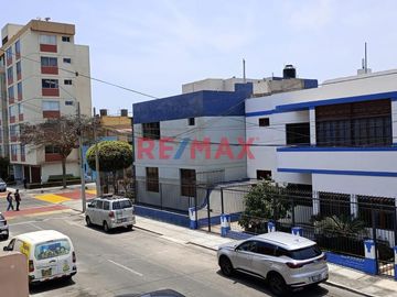 Esta linda casa se ubica en una zona tranquila, con un clima cálido durante todo el año, en invierno vas a sentir la resolana, sin humedad. La casa se
