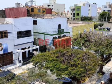 Esta linda casa se ubica en una zona tranquila, con un clima cálido durante todo el año, en invierno vas a sentir la resolana, sin humedad. La casa se