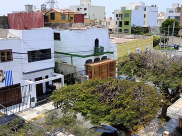 Esta linda casa se ubica en una zona tranquila, con un clima cálido durante todo el año, en invierno vas a sentir la resolana, sin humedad. La casa se