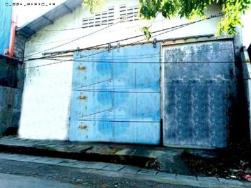 Gudang di Dukuh Kupang, Tinggi pintu gudang 4 meter