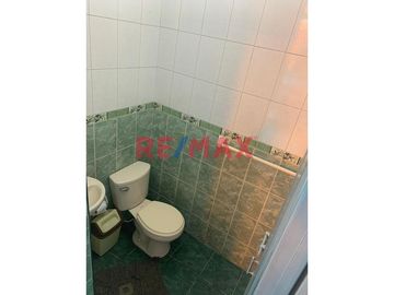 🏢 VENTA DE LOCAL COMERCIAL – ZONA EXCLUSIVA EN CHICLAYO
📍 Ubicación: Lote 2, Mz. A – Urbanización Jardines de Santa Rosa, Chiclayo
💰 Precio: $130,00