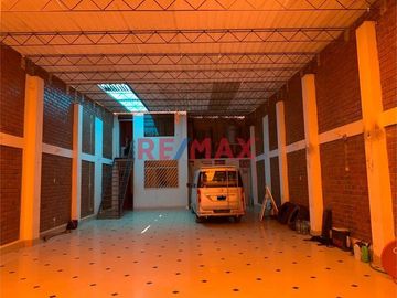 🏢 VENTA DE LOCAL COMERCIAL – ZONA EXCLUSIVA EN CHICLAYO
📍 Ubicación: Lote 2, Mz. A – Urbanización Jardines de Santa Rosa, Chiclayo
💰 Precio: $130,00